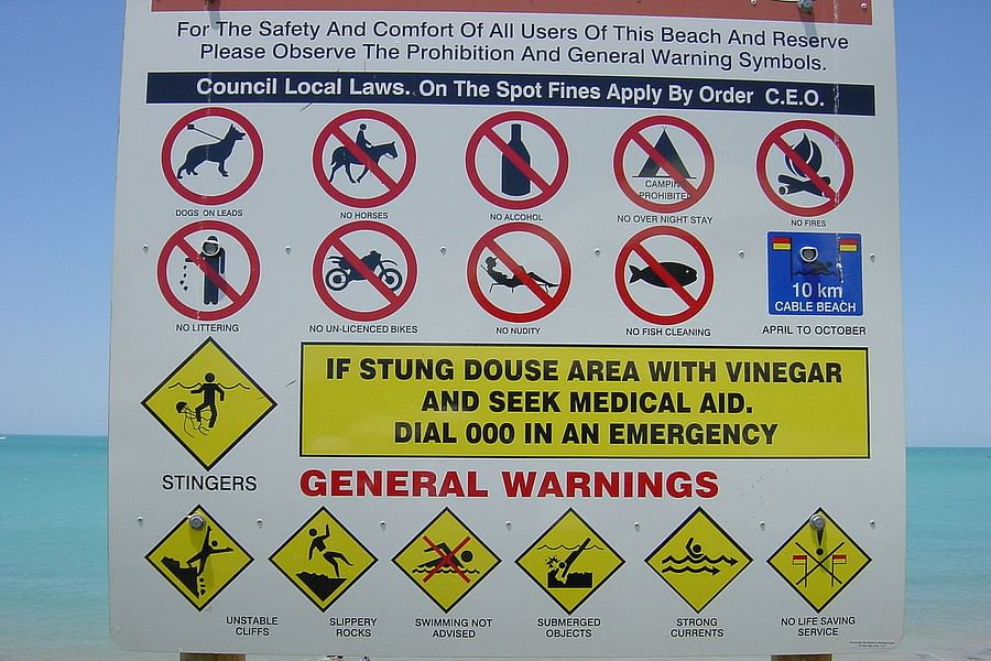 no alcohol sign at beach